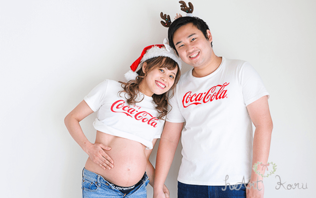 マタニティフォト の衣装の画像。コカコーラのTシャツとデニムでおそろコーデ。