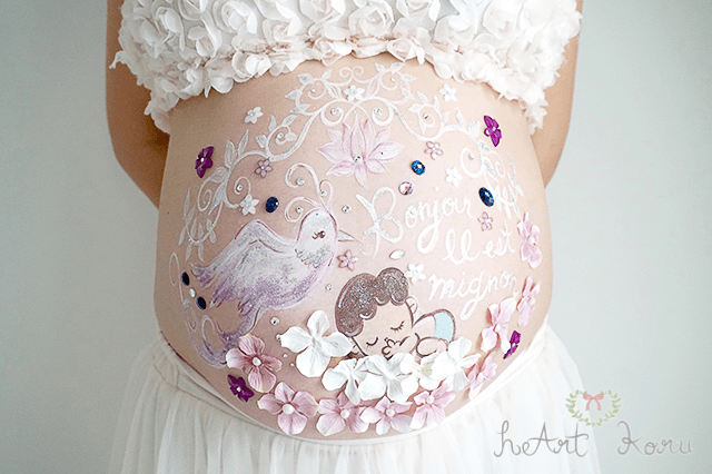 ベーシックコースのベリーペイントのデザイン例。白と紫色の立体のお花がかわいいマタニティペイント。エレガントな模様のツとお花と蓮の花が描かれたシンプルで品のあるデザイン。天使の眠ってる赤ちゃんと、幸せを運ぶ鳥さんが描かれたイラストのおしゃれなマタニティアート。自然光で美しく撮影したマタニティフォト。