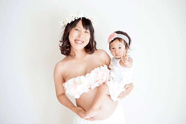 ベリーペイント（マタニティペイント）前のマタニティフォト。看護師の妊婦さん。2人目を妊娠中。1人目のお姉ちゃんを抱っこした親子フォト。自然光で撮影した美しいマタニティ写真。