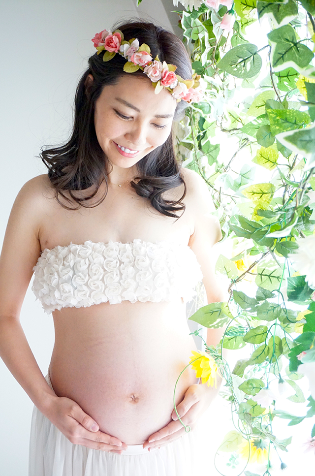 美しい自然光のマタニティフォト。ホワイトのマタニティフォト衣装と おしゃれなお花の冠がかわいい。ありのままの姿が神秘的なマタニティ写真（撮影）。2人目妊娠中。