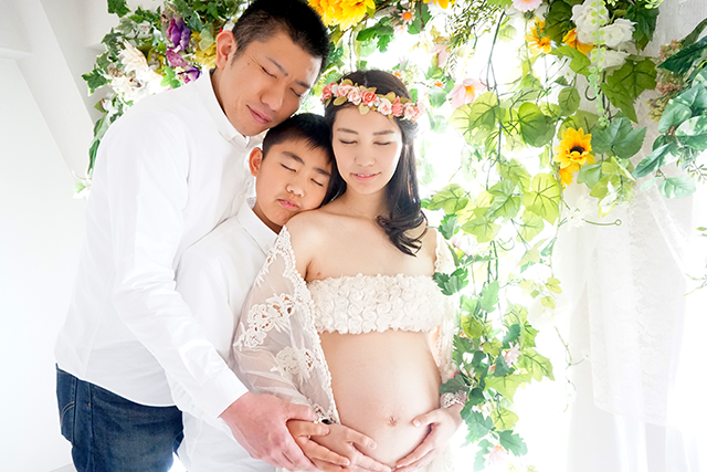 パパと、上のお兄ちゃんと、ママもみんなで目を閉じている可愛いマタニティフォト。美しい自然光に包まれたマタニティ写真（撮影）。2人目妊娠中。