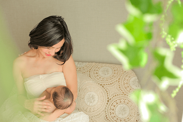 授乳フォト、ベビーフォト、親子フォト。授乳ペイントのコースのデザイン。お母さんが赤ちゃんに授乳している、美しい授乳フォト。
