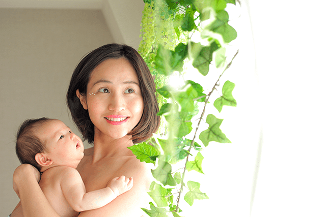 授乳フォト、ベビーフォト、親子フォト。授乳ペイントのコースのデザイン。お母さんが赤ちゃんを抱っこして、一緒に外を見ている親子写真。