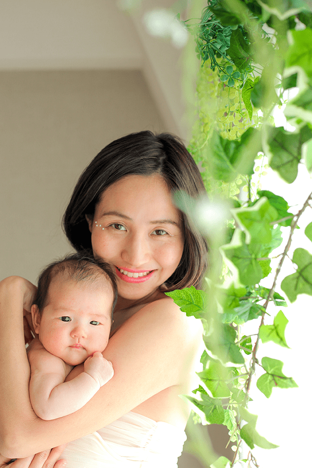 授乳フォト、ベビーフォト、親子フォト。授乳ペイントのコースのデザイン。お母さんが赤ちゃんを抱っこしている親子写真。