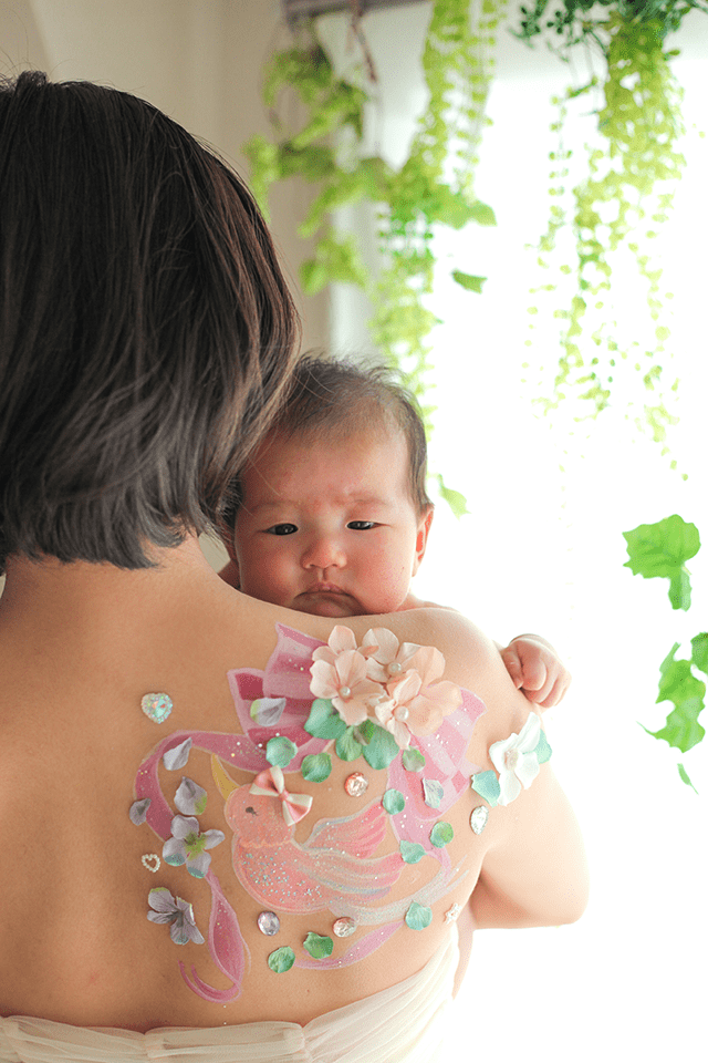 授乳フォト、ベビーフォト、親子フォト。授乳ペイントのコースのデザイン。お母さんが赤ちゃんを抱っこしている写真。授乳ペイントと赤ちゃんが一緒に写っている。